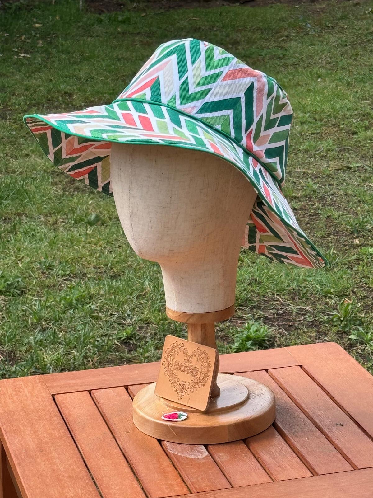 Cappello Bucket Artigianale in Cotone Panama – Fantasia Geometrica Verde e Corallo