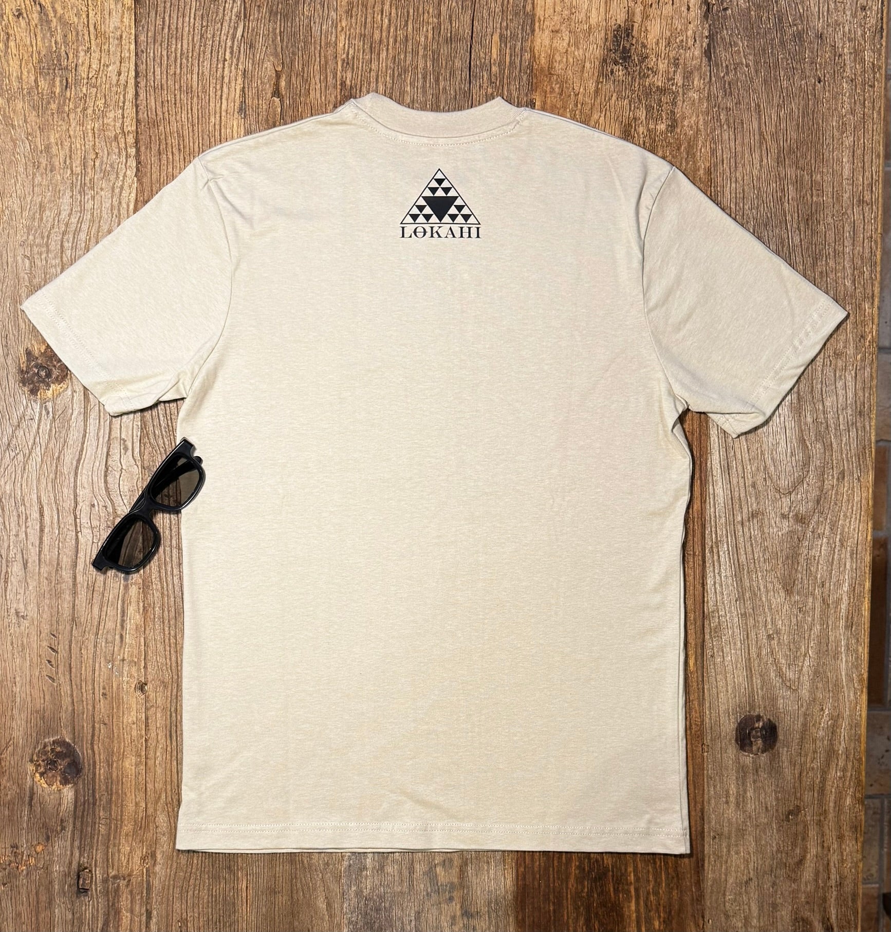 T-shirt Lokahi, vestibiltà normale, scritta verticale.