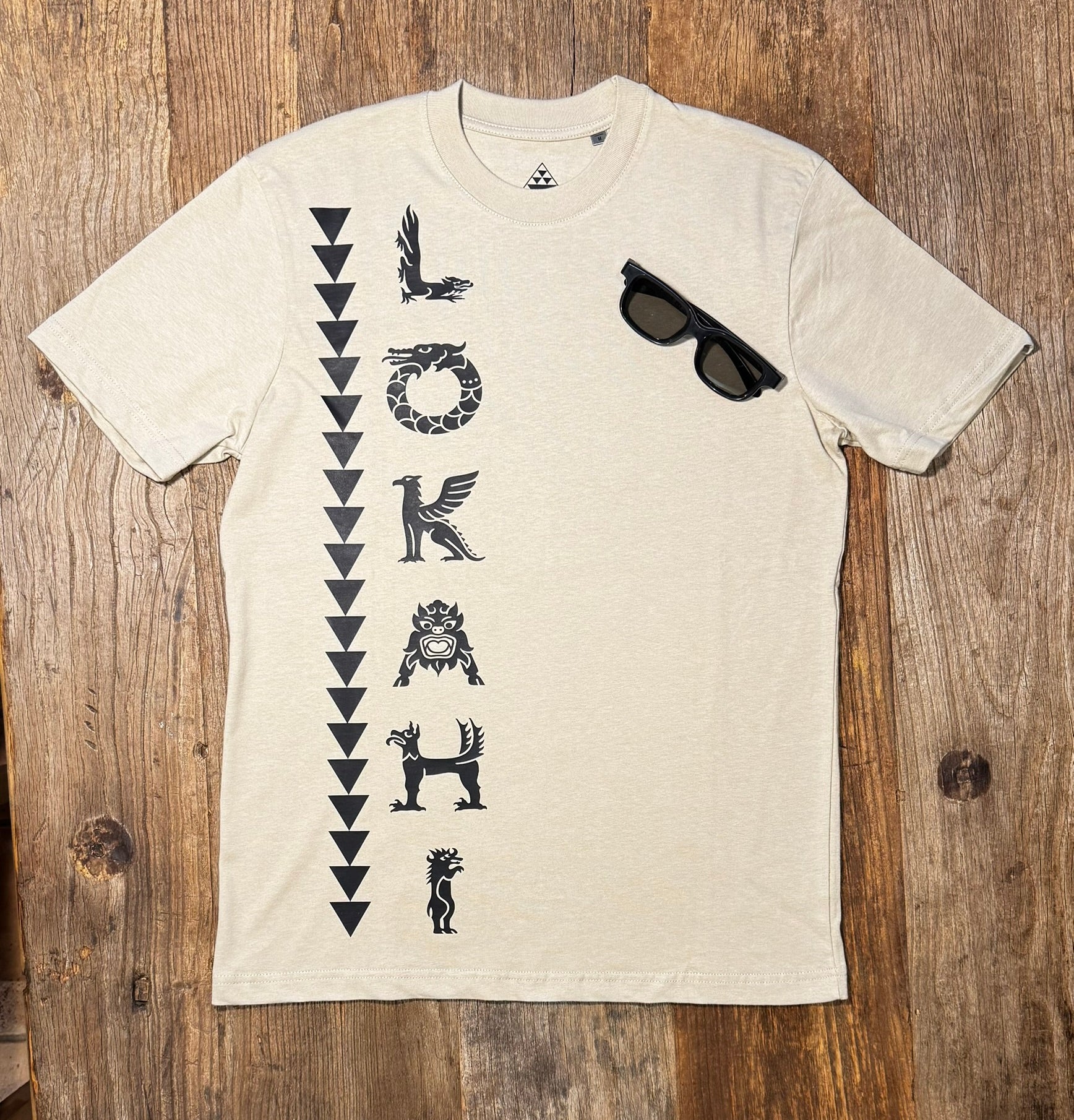 T-shirt Lokahi, vestibiltà normale, scritta verticale.