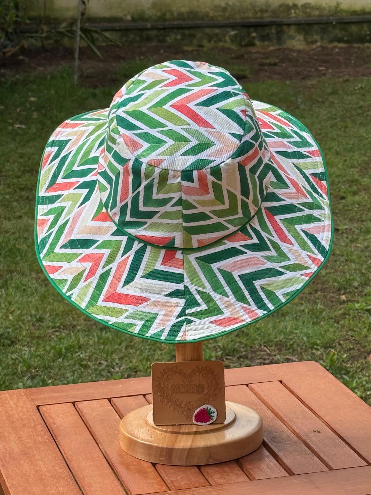 Cappello Bucket Artigianale in Cotone Panama – Fantasia Geometrica Verde e Corallo