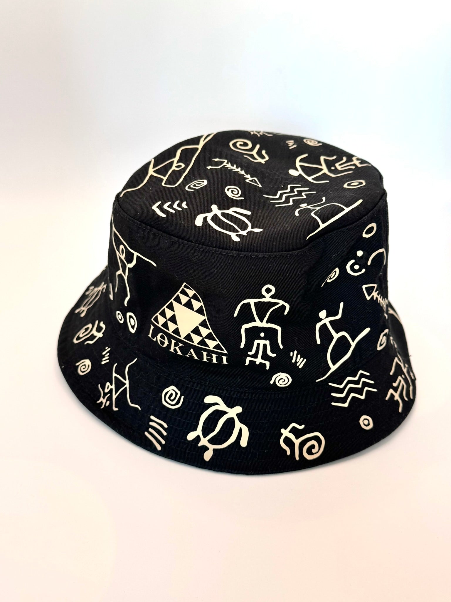 Cappello Lokahi, petroglifici hawaiiani