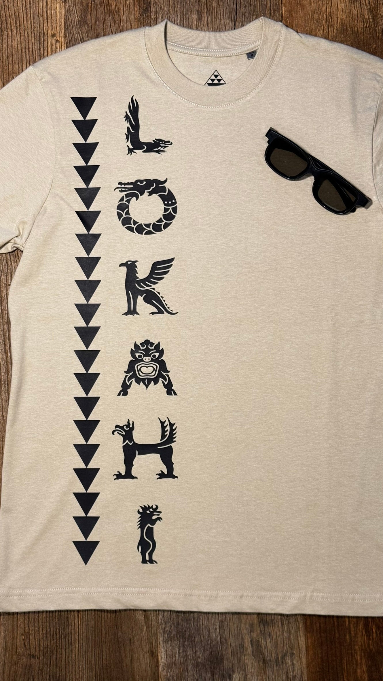 T-shirt Lokahi, vestibiltà normale, scritta verticale.