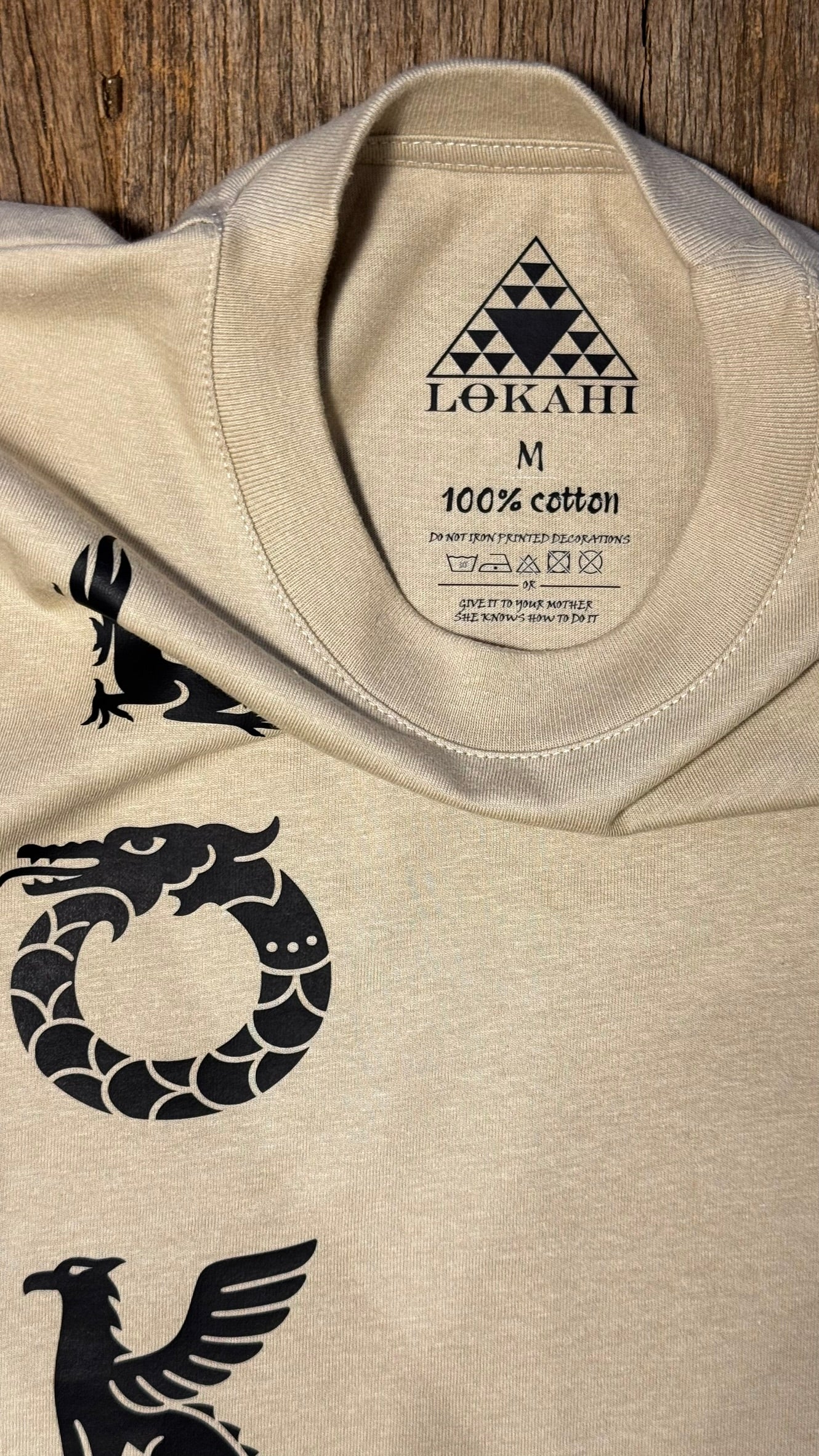 T-shirt Lokahi, vestibiltà normale, scritta verticale.